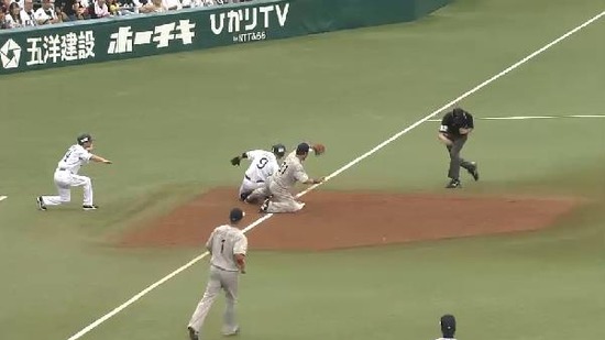 ５回裏２炭谷バント失敗 (2)