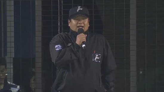 ６回表３奈良原コーチ守備妨害 (1)