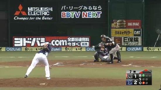 ７回表４荻野スクイズ雄星送球逸れて2点 (1)