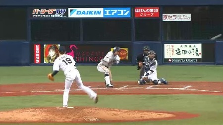 ８回表１栗山２ベース (2)