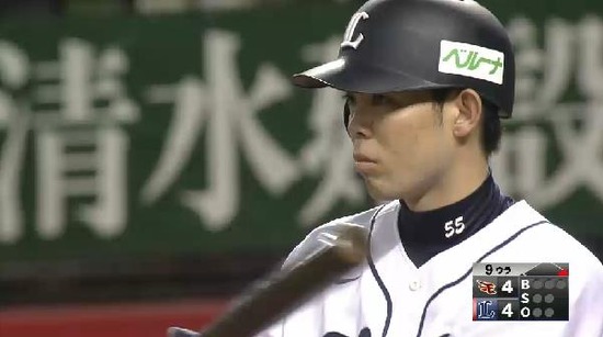 9回裏2秋山バントできずアウト (2)