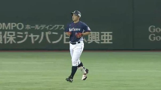 4回表5坂田センターフライ (1)