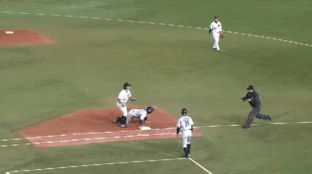 5回表1脇谷牽制アウト (3)