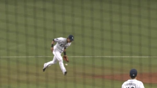 ８回表２金子エラー (1)