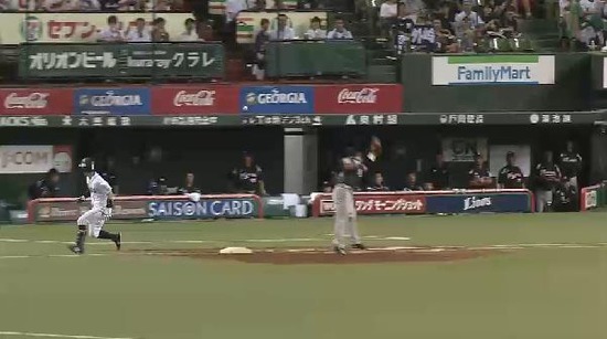 4回裏４クルーズ鈴木エラーテイク２ベース (2)