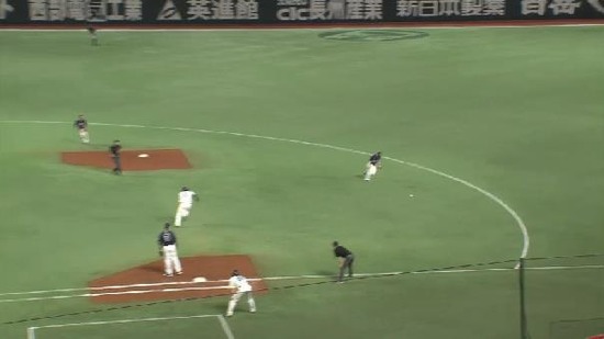 ８回裏３内川ヒット１塁２塁 (2)
