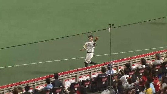 ４回表７金子セカンドフライ (2)