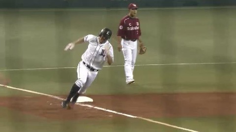 7回裏4栗山ヒット本塁タッチアウト (2)