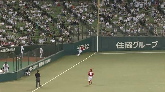 8回裏2森レフトに打ち上げ鈴木目測誤り2ベース1点 (5)