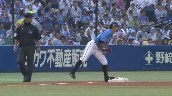 1回裏2ヒット盗塁悪送球1アウト3塁 (2)