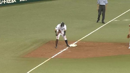 ５回裏３秋山バント成功１アウト３塁 (2)