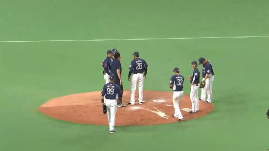 ７回裏１連打フォアボール２アウト満塁 (1)