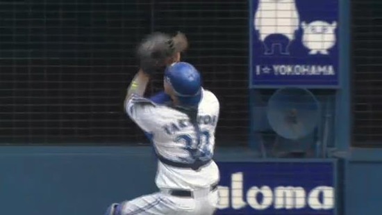 ７回表４炭谷スクイズ失敗 (1)