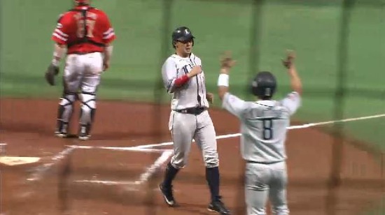 8回表3中村2点タイムリー (2)