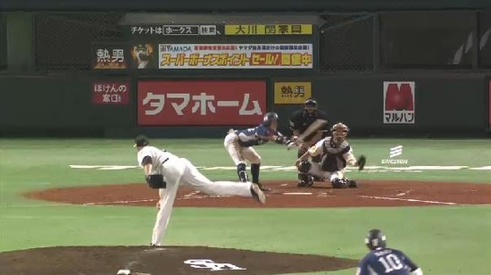 ４回表２斉藤ヒット１塁２塁 (1)