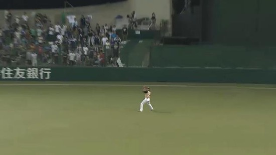 5回表6秋山犠牲フライ (1)