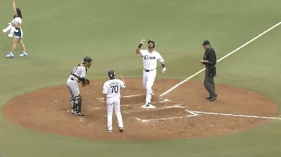 2回裏２メヒアHR (2)