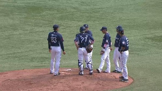 ４回表２岩尾交代岡本篤 (1)