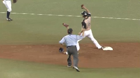 2回表2中田牽制アウト (3)