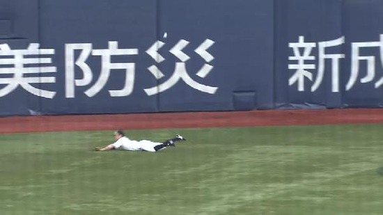 ９回表１秋山３ベース216本目 (5)