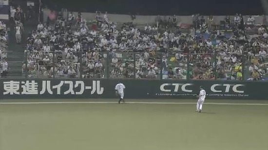 ６回表１清田左中間真っ二つ栗山外崎連携プレー (4)