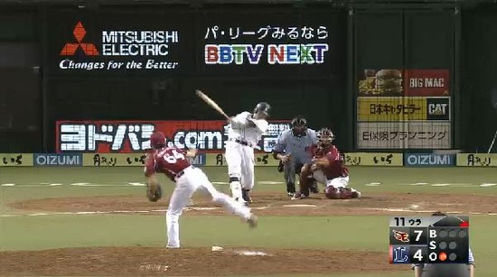 11回裏2栗山猛打賞 (1)