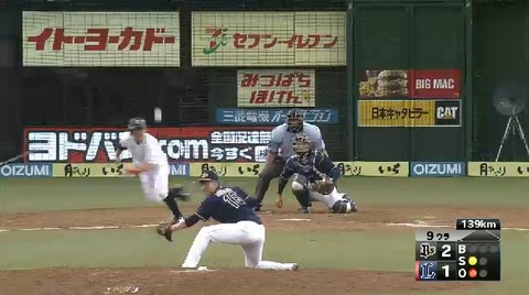 ９回裏３脇谷ヒット (1)