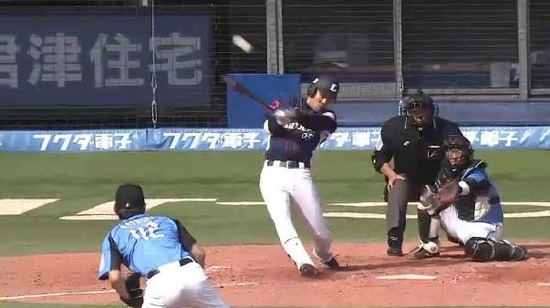 ４回表１秋山３ベース (2)