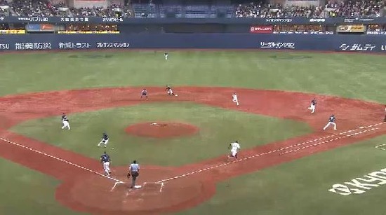 ５回裏１ヒットと野上のエラーノーアウト１塁２塁 (2)