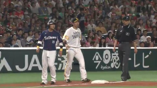 ４回表３炭谷バスター成功満塁 (1)