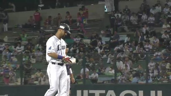 4回裏2メヒアタイムリー2ベースデニングクッションボール (4)