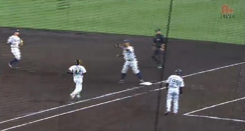 ６回裏２菊池、後続を抑える (2)