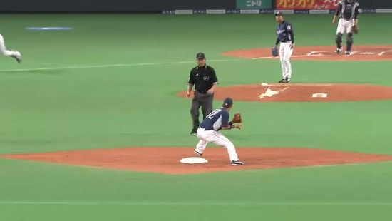 2回裏４石川併殺を浅村捕球ミス (7)