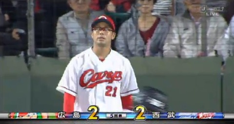 ５回表１栗山犠牲フライ (3)