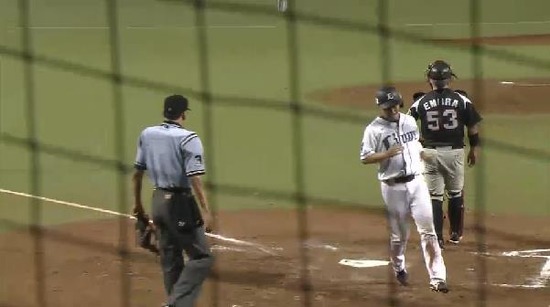 ７回裏６中村２点タイムリー２ベース (1)