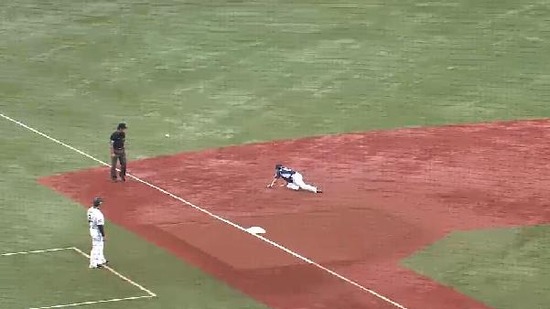 １回裏２ヒット２本１塁３塁１アウト (2)