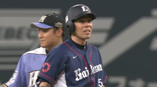 ４回表１秋山３１試合連続安打２塁アウト (1)