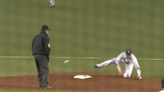 3回表1鬼崎捕球ミスで併殺ならず伊藤足ひねる (1)