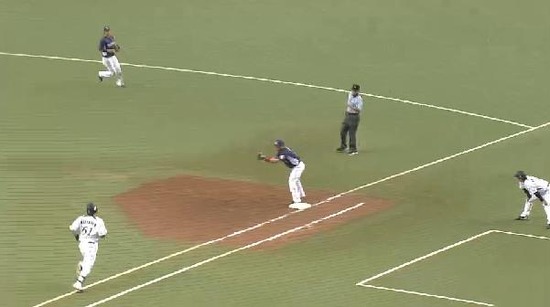 ６回表１角中投手ゴロ (2)