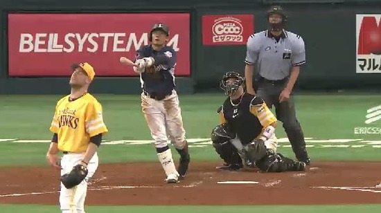 4回表2栗山3ラン (4)