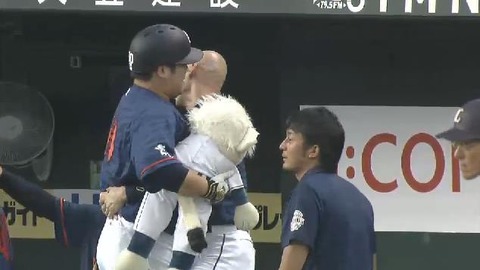 1回裏3中村3ラン (4)