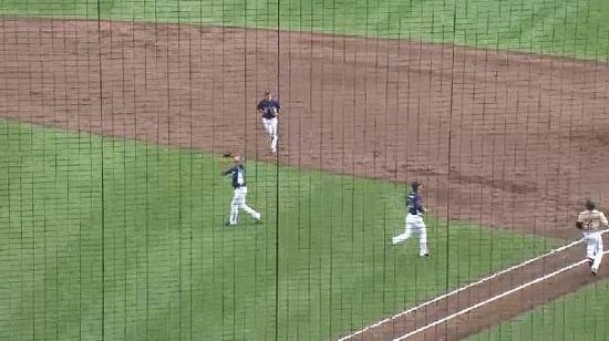 ８回裏２ヘルマン内野フライ (3)