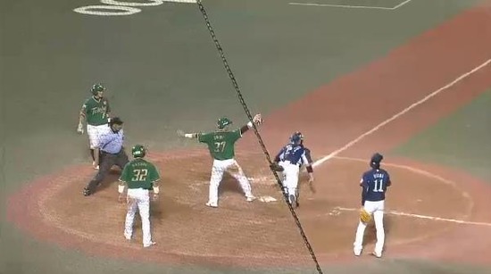 ５回裏２聖沢２点タイムリー (3)