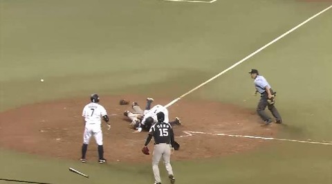 ５回裏１栗山四球、悪送球生還 (5)