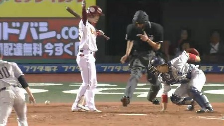 ４回裏１四球パスボール３塁２塁