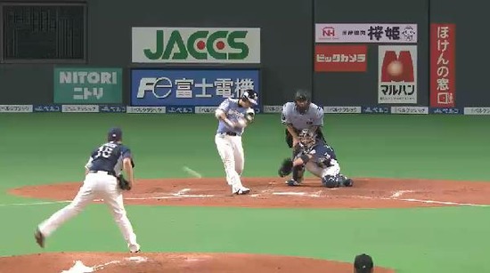 ５回裏２内野ゴロ生還雄星ベースカバー (2)