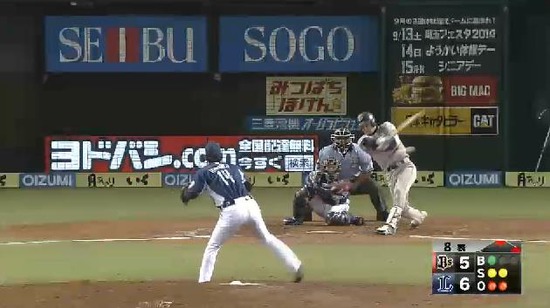 8回表4伊藤ヒット栗山好返球 (1)