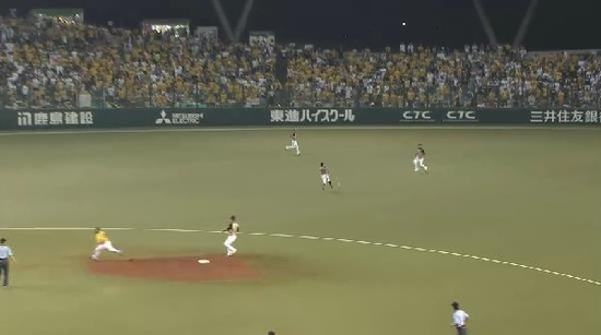 ４回裏１フォアボール秋山ヒット１塁３塁２アウト (3)