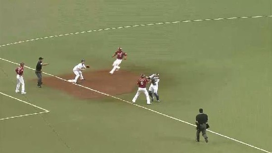 ３回表２岡島１ゴロホーム挟殺１アウト (2)