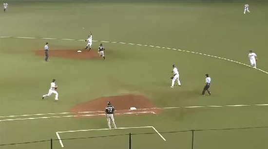 4回表５メヒア悪送球１点 (4)